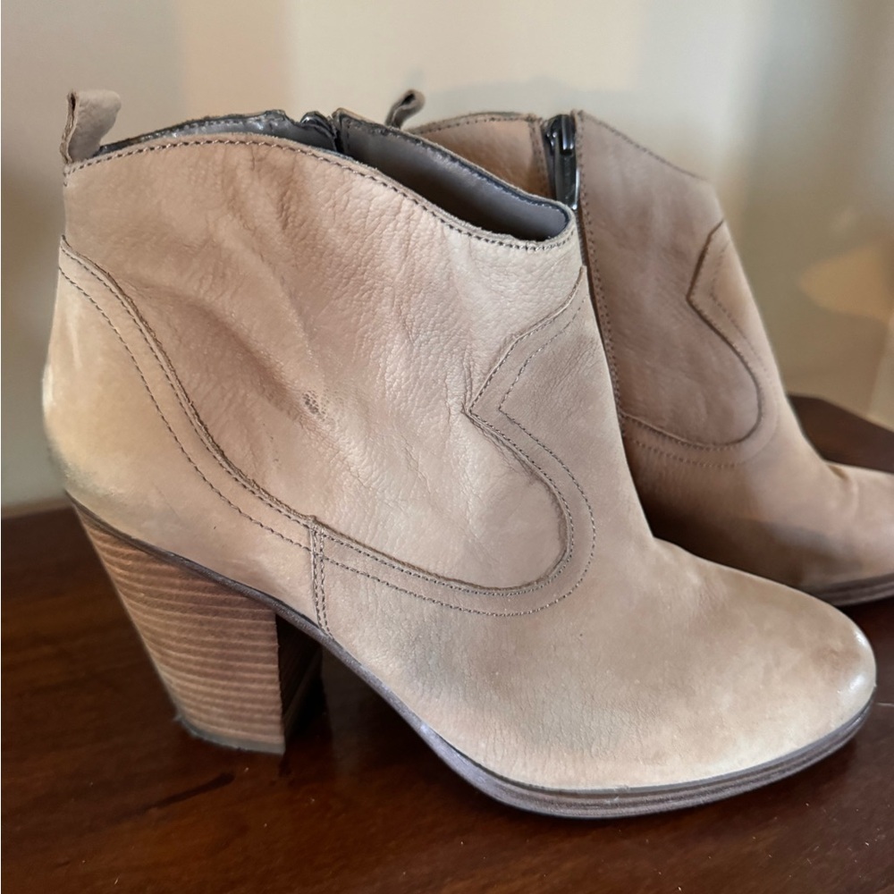 Vince Camuto Hartin Leather Ankle Boots in Taupe Tan with a Blockheel - Picture 3 of 11
